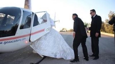 يفاجىء عروسه بطائرة هليكوبتر.. صور
