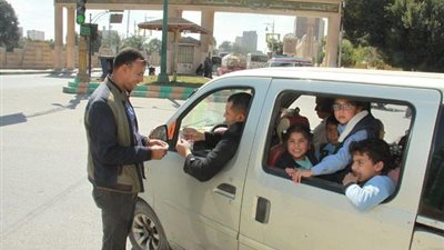 والى : الكشف على 246 سائق حافلات مدرسية بالمنيا.. وإحالة 11 للنيابة.. صور