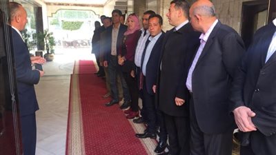 غراب يطالب مرؤوسيه بالبعد عن الشبهات ويقرر اختيار موظف وموظفة مثالية شهريا