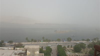 عاصفة ترابية تتعرض لها أسوان صباح الخميس