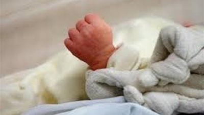 تخنق طفلتها حتى الموت وتلقى بها فى الشارع .. والسبب صادم