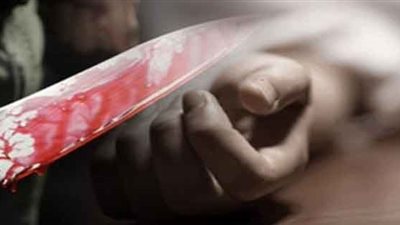 يطعن والدة صديقه فى رقبتها.. والسبب
