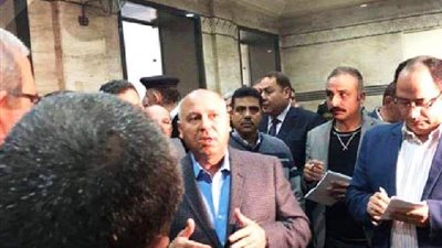 كامل الوزير وزير النقل.. وسط الركاب بمحطة طنطا