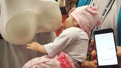 ابتكار جديد يتيح للآباء إرضاع أطفالهم.. صور