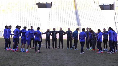 لاسارتي يعقد محاضرة للاعبي الأهلي قبل مواجهة شبيبة الساورة