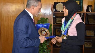 محافظ الإسماعيلية يشيد ببطلة العالم في رفع الأثقال (صور)