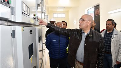 وزير الإسكان يطلق التيار الكهربائي بـ 