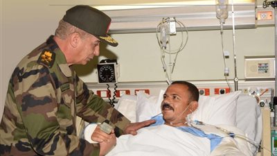 الفريق أول محمد زكى يزور المرضى بالمستشفيات العسكرية