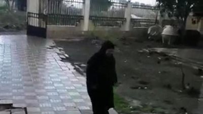 مسنة تتحدى الأمطار وتشارك في حملة 100مليون صحة بالشرقية .. بالفيديو