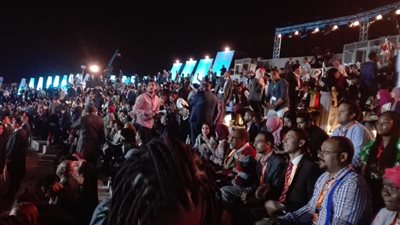 شباب منتدى اسوان يغنون لافريقيا قبل بدء الجلسه الختامية .. صور