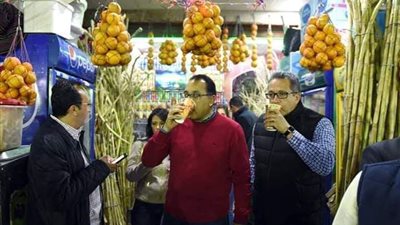 رئيس الوزراء ووزيرى الآثار والسياحة يتناولا القصب خلال جولتهم بالسوق السياحى.. صور