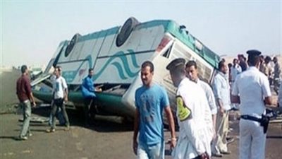إصابة 14 شخصا اثر انقلاب أتوبيس بطريق أبوسمبل الدولى