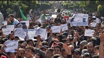 معارضون جزائريون يطالبون باستقالة الحكومة
