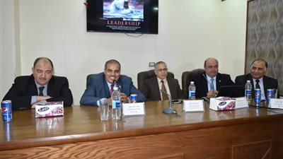 صيدلة الأزهر تكرم الدكتور شيرين حلمى لجهوده المخلصه فى دعم الكلية