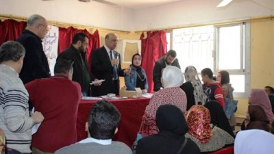 وكيل تعليم الغربية يتابع تسليم شريحة التابلت لطلبة الصف الأول الثانوى .. بالصور