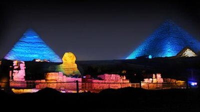 الرى تحتفل باليوم العالمي للمياه بإنارة الأهرامات باللون الأزرق