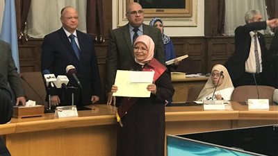 تكريم 34 أم مثالية و7 يحصلن على عمرة شعبان.. صور