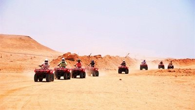 الأجهزة الأمنية تنقذ11صينى ضلوا طريق العودة أثناء رحلة سفارى لصحراء الفيوم