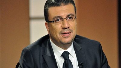 عمرو الليثى يُشيد بام مثالية تحمل ابنها على ظهرها يومياً ليتعلم فى المدرسة