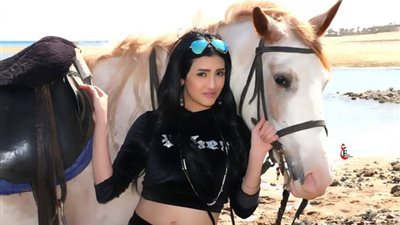 ظهور متألق للفنانة مى على