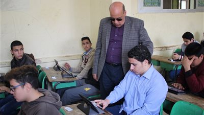 وكيل تعليم الغربيةيتابع الامتحان التجريبى علي التابلت لطلاب الصف الأول الثانوى بطنطا