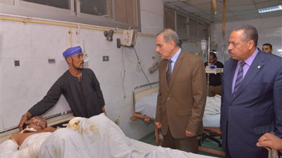 محافظ أسيوط يزور طفلين بالمستشفى الجامعى أصيبا بصعق كهربائى من سلك ضغط عالى