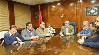 محافظ كفرالشيخ يسلم عقد إقامة مدرسة دولية للغات بعاصمة المحافظة