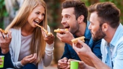 دراسة تتهم الأصدقاء بالتسبب في زيادة الوزن