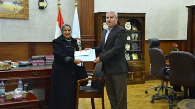 محافظ مطروح يكرم الأم المثالية الأولى على مستوى المحافظة