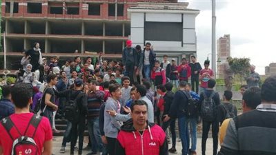 شكاوى بالجملة من طلاب الشرقية بسبب التابلت.. صور