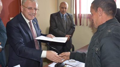 بالصور ..مجاهد يكرم العاملين المتميزين بـ 