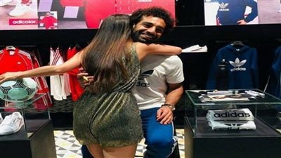 والدة صلاح بعد صورة الحضن: