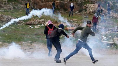 إصابة 8 فلسطينيين بينهم صحفي برصاص قوات الإحتلال الإسرائيلية في الضفة الغربية