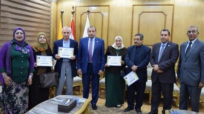 مجلس جامعة بنى سويف يكرم المحالين للمعاش