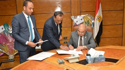 رئيس جامعة أسيوط يستقبل وفداً من الشركة المصرية للاتصالات