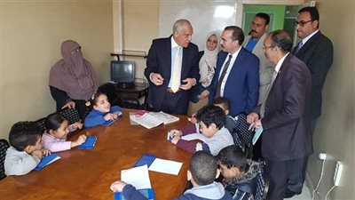 محافظ الجيزة يوزع مساعدات مالية على 85 مسنا وطفلا بدور الرعاية
