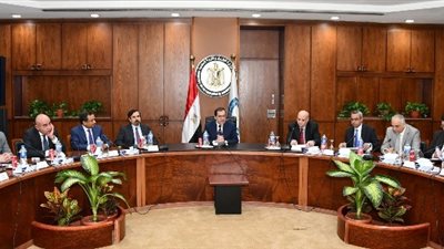 الملا: إعداد الكوادر الشابة وفقا لأحدث النظم العالمية يعد محوراً رئيسياً لتطوير 