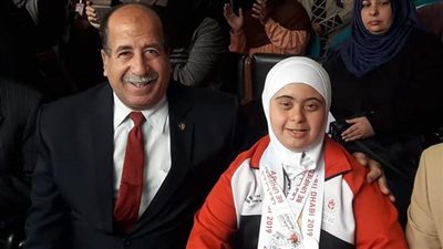رئيس حى الزيتون يكرم بطلة العالم فى البولينج