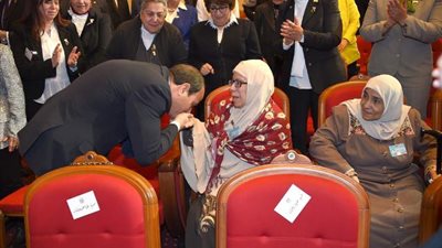 صورة بألف كلمة.. الرئيس الإنسان