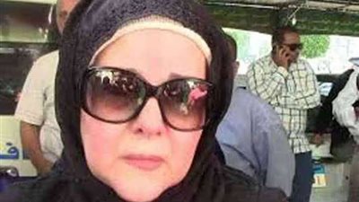 مستشار رئيس الجمهورية للشئون الدينية يؤم المصلين في جنازة دلال عبد العزيز