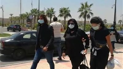 عبير صبرى تشارك فى جنازة دلال عبدالعزيز