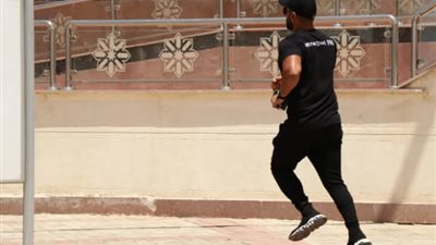 احمد يسرع لأداء صلاة الجنازة على دلال عبدالعزيز.. صور
