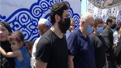 الرداد و رضوان يستقبلان عزاء دلال عبد العزيز فى مقابر الاسرة .. صور