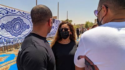 ماجد المصرى يستقبل عزاء دلال عبدالعزيز .. صور