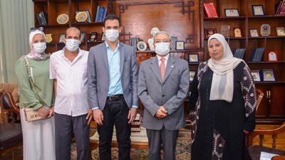 رئيس جامعة طنطا يكرم طالب العلوم بعد حصولة براءة اختراع لعلاج السرطان