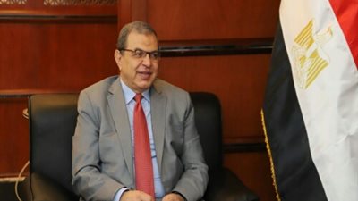 صرف 67 ألف جنيه إعانات طوارئ لـ 88 عاملا بشركتين بالقطاع الخاص
