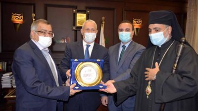 محافظ الأقصر يكرم القنصل الشرفى لإيطاليا بالصعيد
