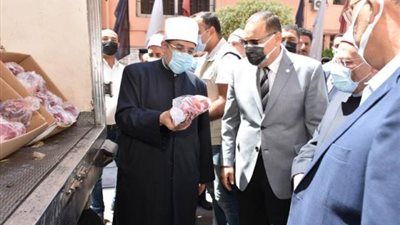 وزير الأوقاف يوزع 3 أطنان من لحوم صكوك الأضاحى في الشرقية..صور