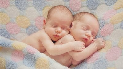 توفى عنى طفلين توأم وينصحنى البعض بعدم تذكرهم ليبارك الله لى فى الباقى من اولاد..فماذا افعل ؟ .. دار الإفتاء تجيب