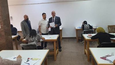 رئيس جامعة الأقصر يتابع سير اختبارات القدرات بكلية الفنون الجميلة